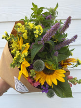 Load image into Gallery viewer, 2024 Monthly CSA Bouquet Share - Business Pick Up (Ottumwa - The Sassy Sunflower)
